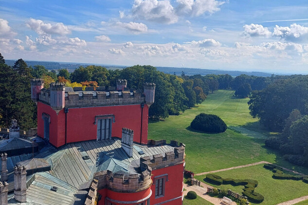 Na zámku Hrádek u Nechanic zavedli na prázdninové měsíce novou prohlídkovou trasu pod názvem Od sklepů po věž